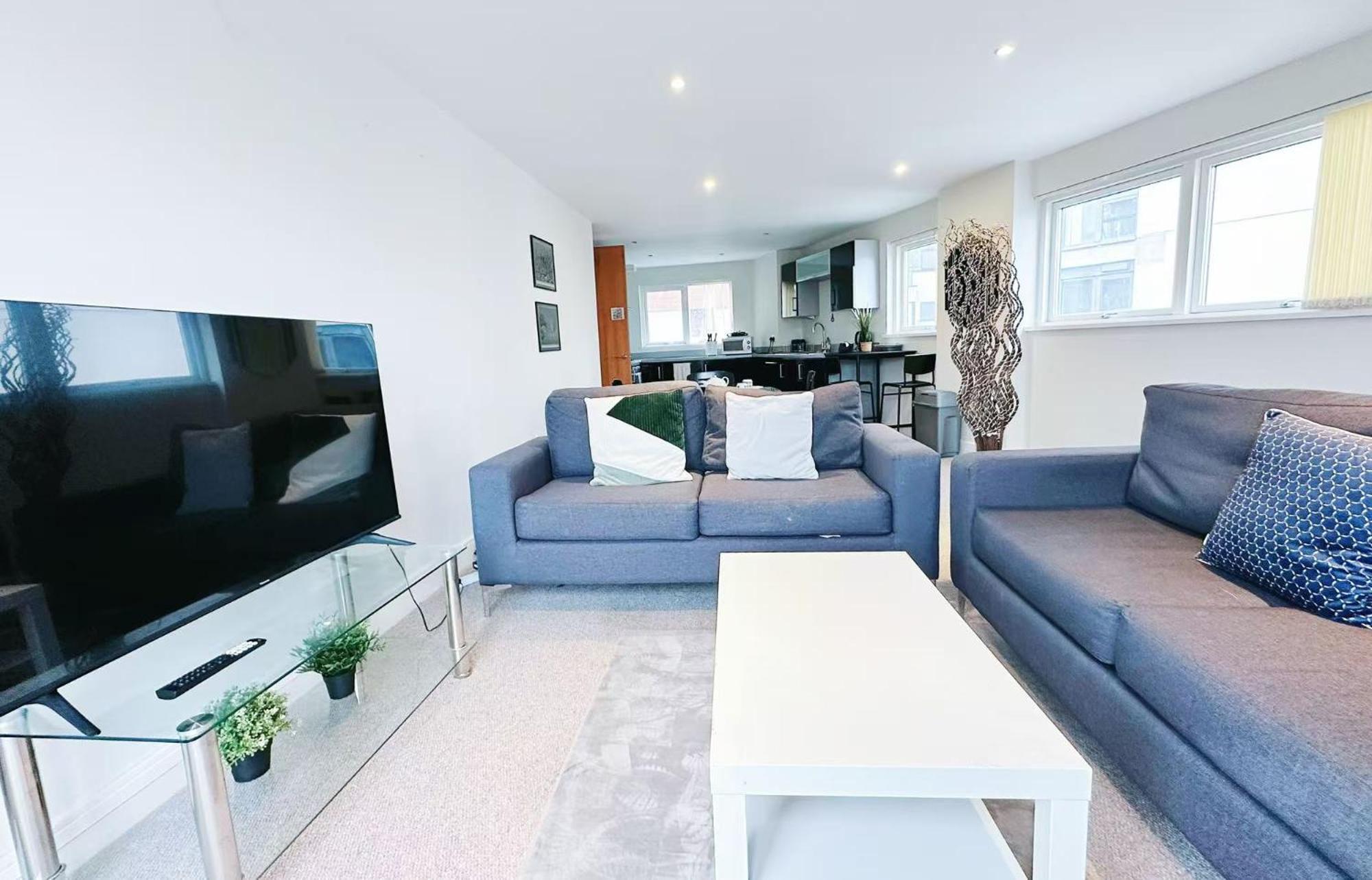 Breeze - 2 Bed With River View Apartment *