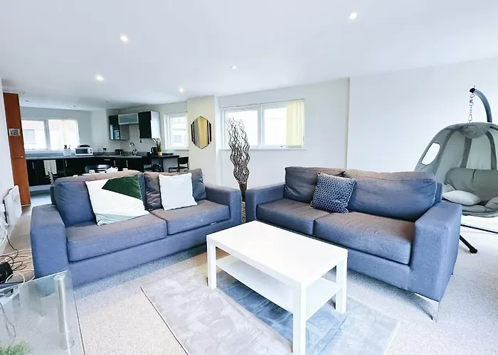 Breeze Inn - 2 Bed Apt With River View