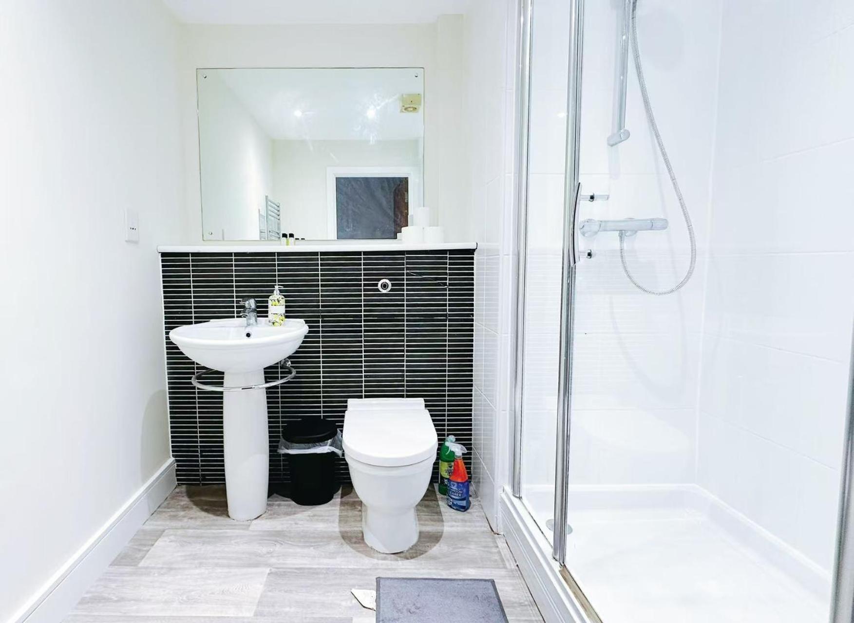 Breeze - 2 Bed With River View Swansea