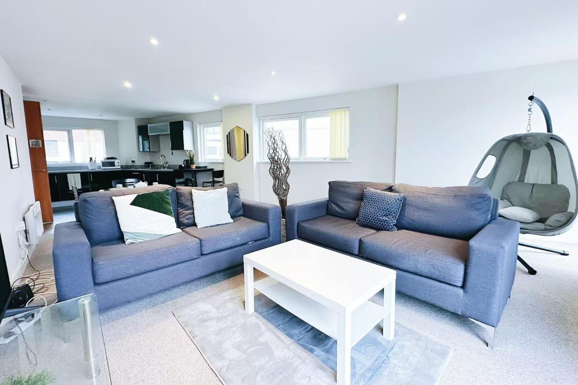 Breeze - 2 Bed With River View Swansea