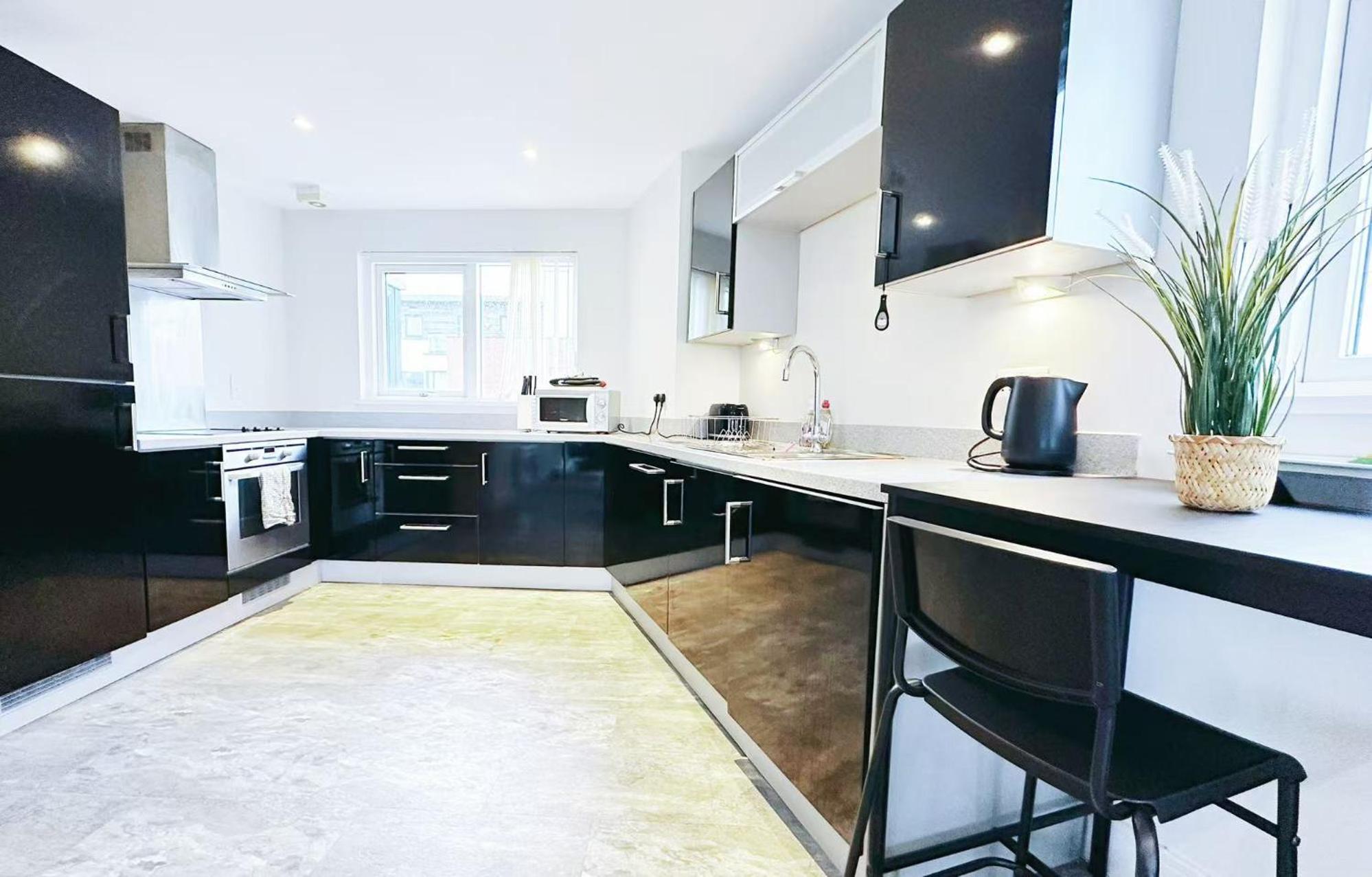 Breeze - 2 Bed With River View Apartment *