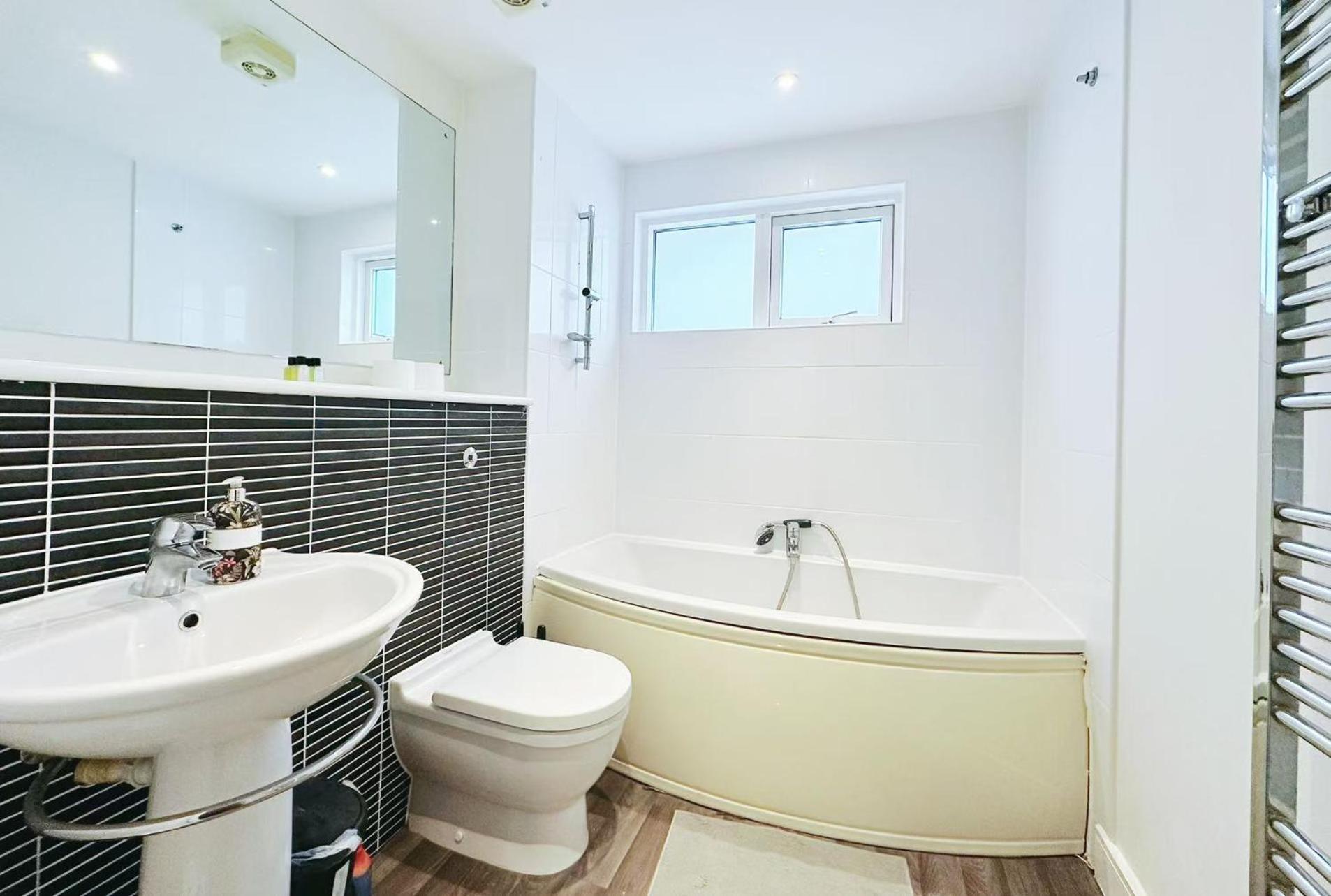 Breeze - 2 Bed With River View Swansea