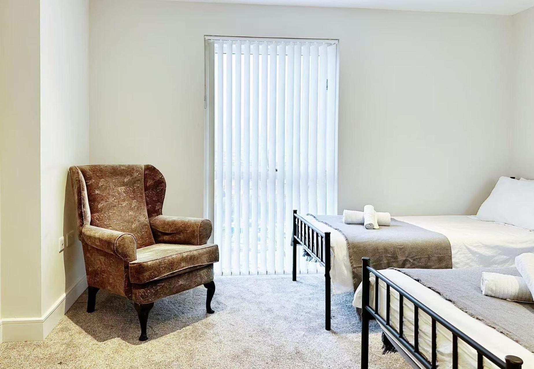 Breeze - 2 Bed With River View * Swansea