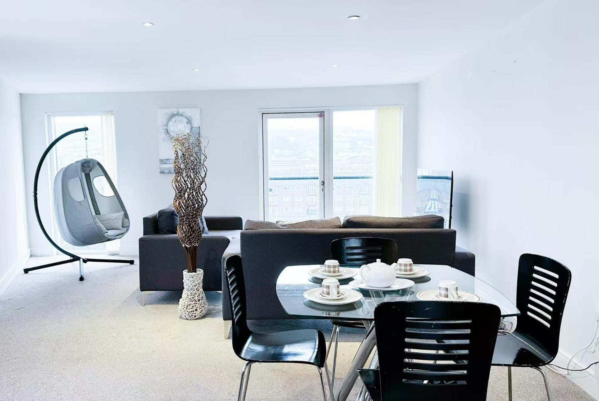Breeze - 2 Bed With River View Swansea